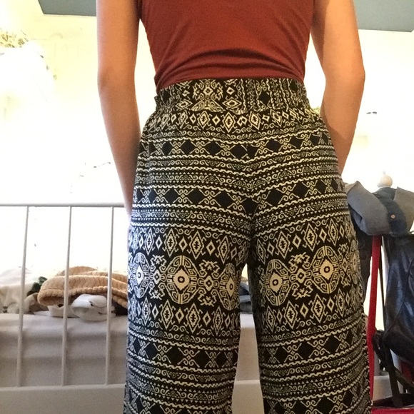 lightweight pants with black and white patterns - Picture 3 of 3